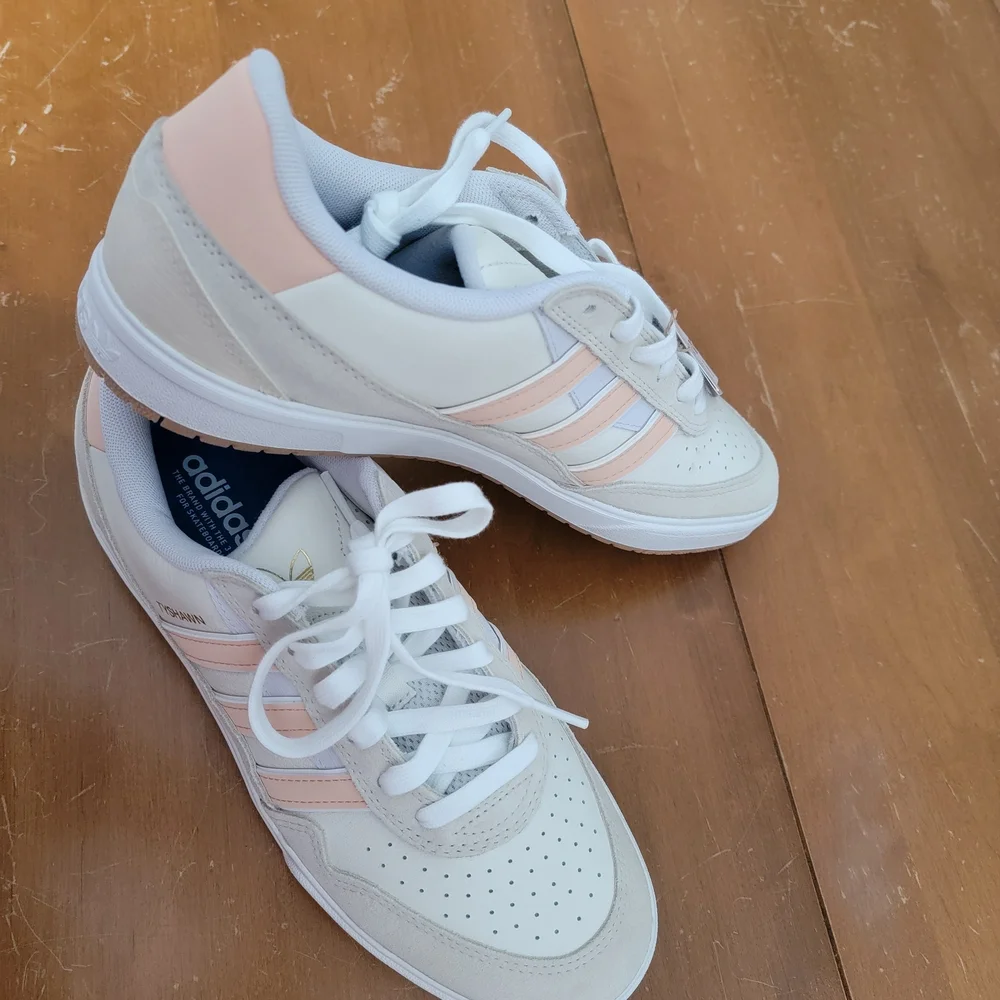 Adidas Tyshawn II Wonder White & Powder Coral Mens 9 / Womens 10 NWT - Picture 2 of 14